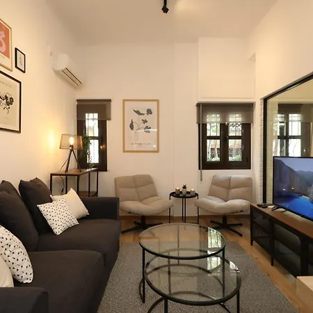 Cozy City Retreat - Greecing *